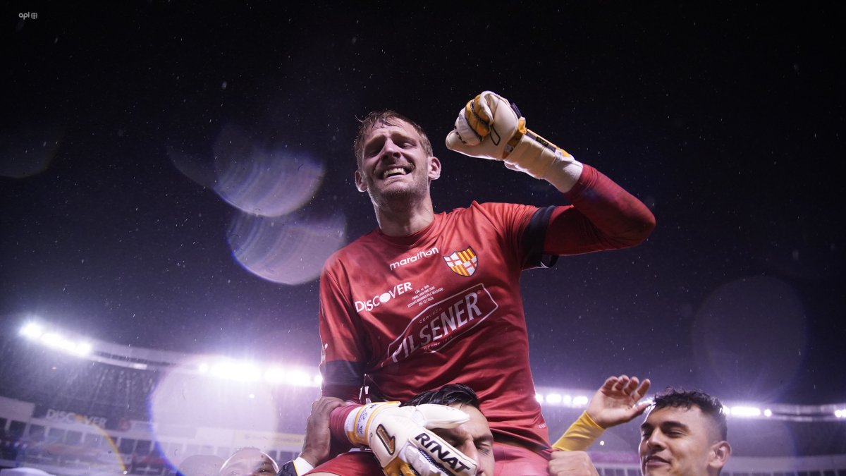 Javier Burrai, arquero de Barcelona, fue la figura de la final ante Liga de Quito, algo que fue reconocido por sus compañeros.
