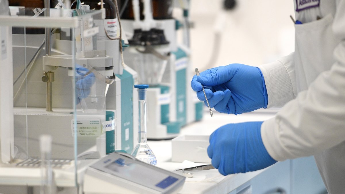 La Agencia Reguladora de Productos Sanitarios y Médicos ha dado el visto bueno a este preparado, el segundo que entra en el programa de inmunización iniciado el pasado día 8 en el Reino Unido.