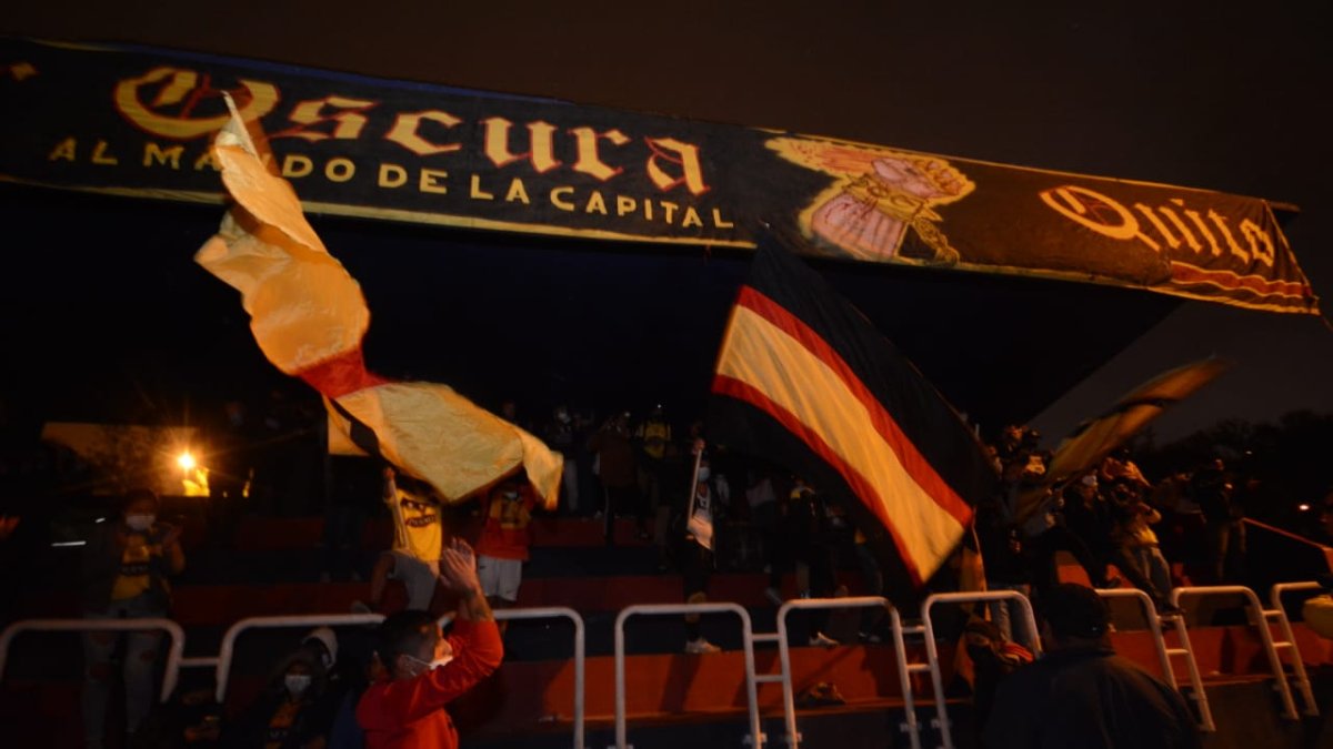 Integrantes de la Sur Oscura Quito y varios hinchas de Barcelona se reunieron en la tribuna de los Shyris.
