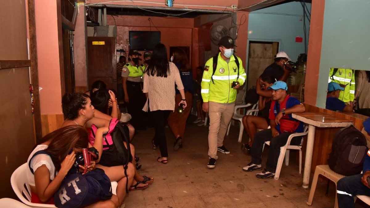 La Gobernación del Guayas y la Intendencia de Policía Nacional realiza un operativo en un prostíbulo que pasó por alto el sello de clausura.