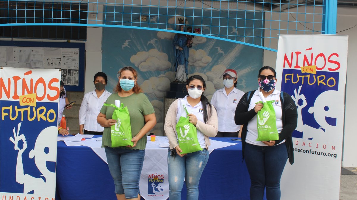 La fundación Niños con Futuro entregó a las familias varios kits de productos.