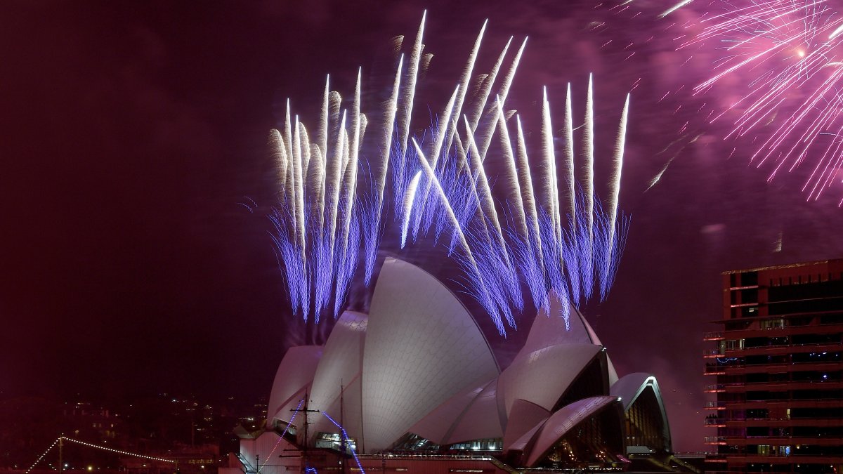 Australia, que también recibió el Año Nuevo también, mantiene los famosos fuegos artificiales de Sídney.