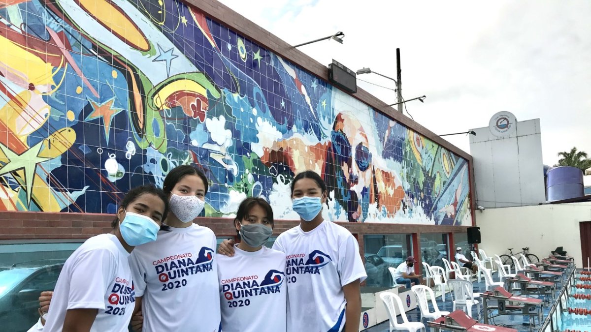 Monarcas. Las campeonas de la categoría juvenil luego de la premiación en la pileta.