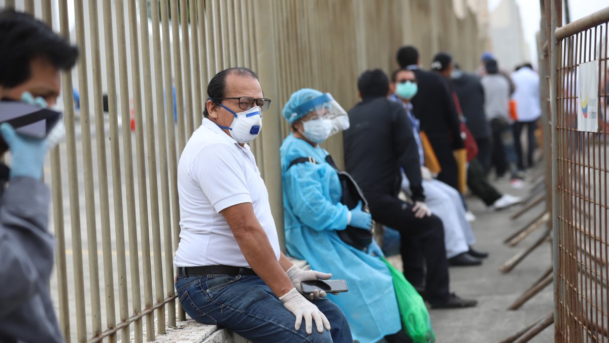 Cientos de personas hacen fila en las afueras del cementerio Jardines de la Esperanza para sepultar a sus muertos.