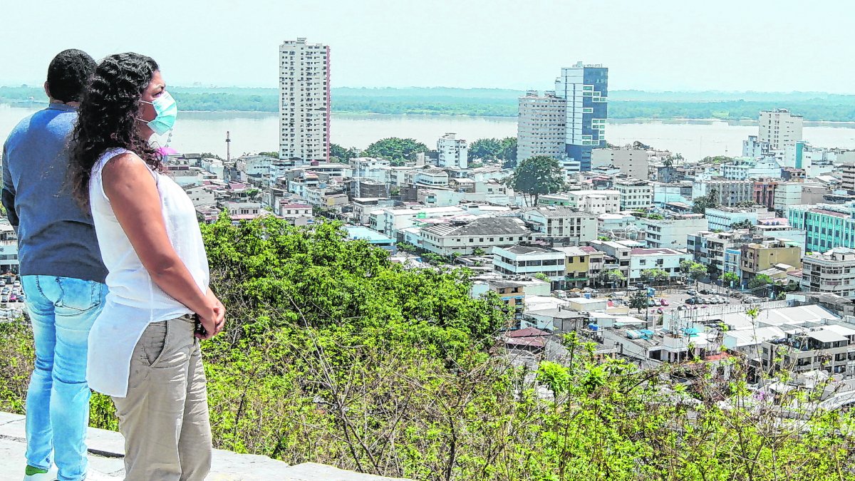 Paisaje. Dos guayaquileños observan la ciudad, desde uno de sus miradores, como reflexionando en mejores días para el Puerto Principal.