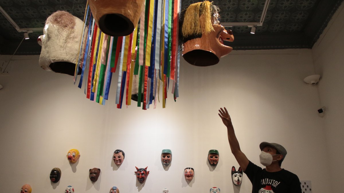Diego Vaca retomó la labor de su abuelo, creando caretas y mascarones.