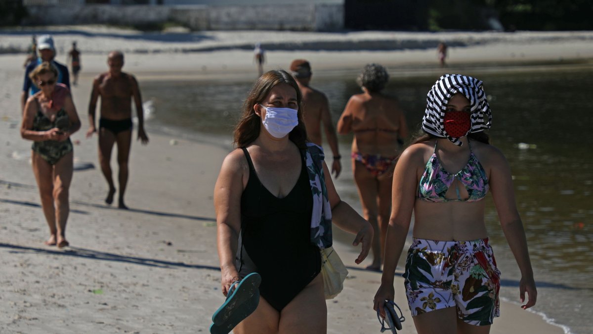 La detección de los dos primeros infectados con la cepa británica en Brasil se produce en momentos en que el país acumula cerca de 194.000 muertes por coronavirus y 7.619.200 contagios.