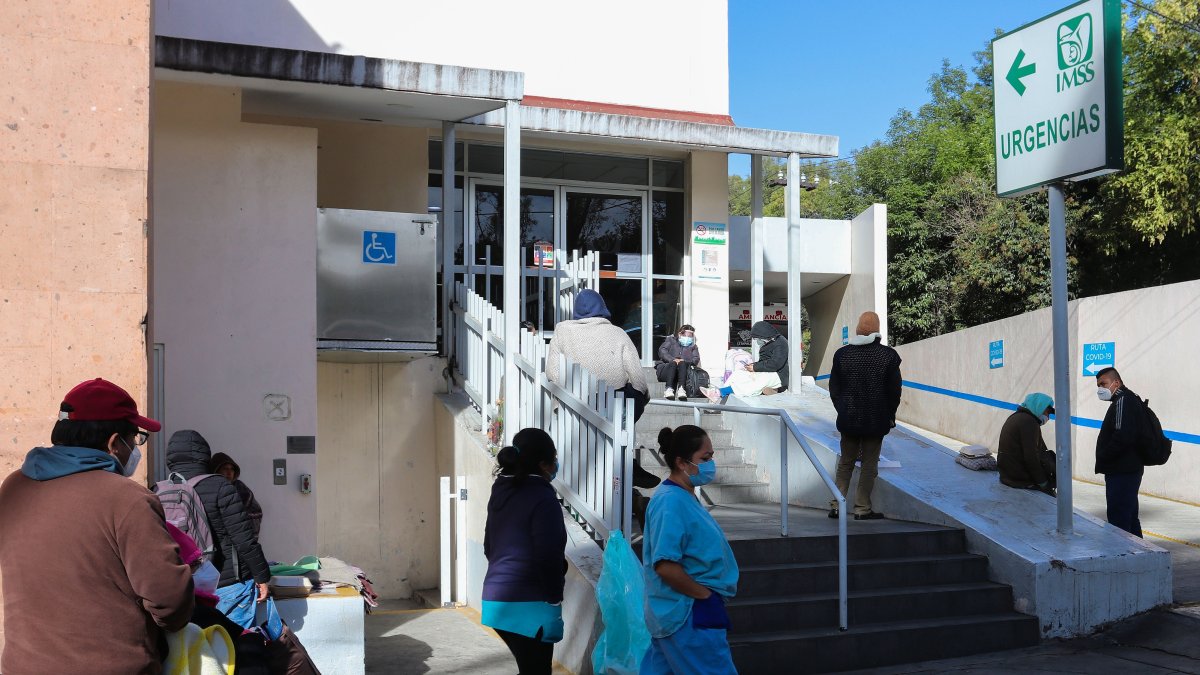 Familias despiden el año en hospitales abarrotados y en vilo por sus enfermos.