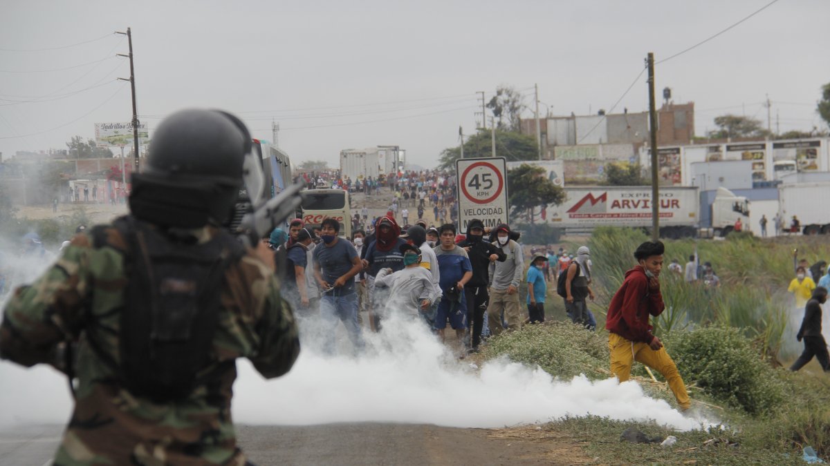 Cuatro muertos en manifestaciones de trabajadores de una empresa en Perú.