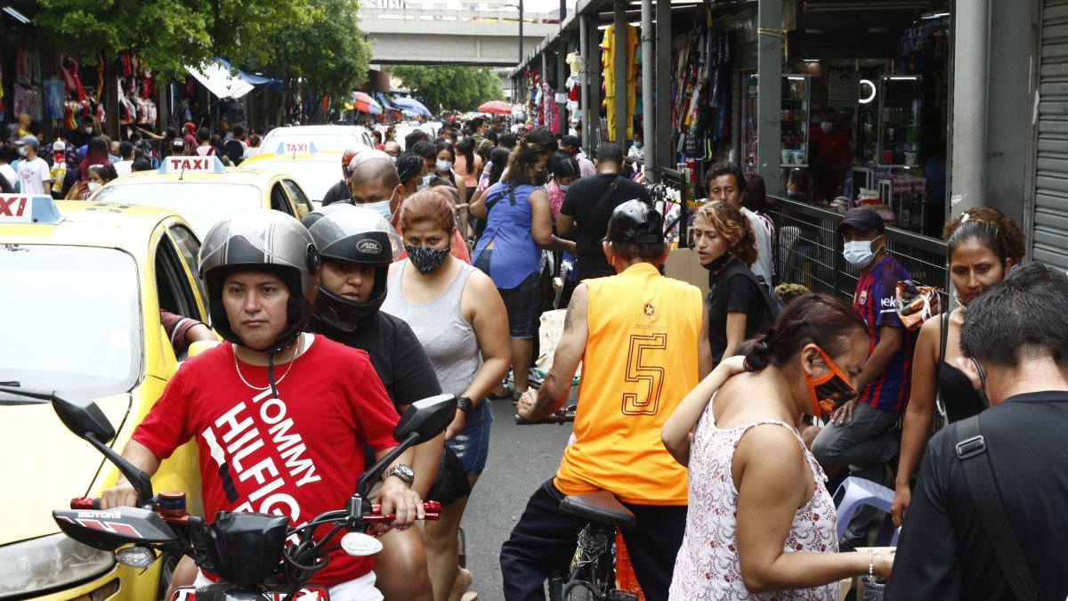 Bahía. Así permaneció ayer, hubo aglomeración de personas y congestionamientos en las calles que la rodean.