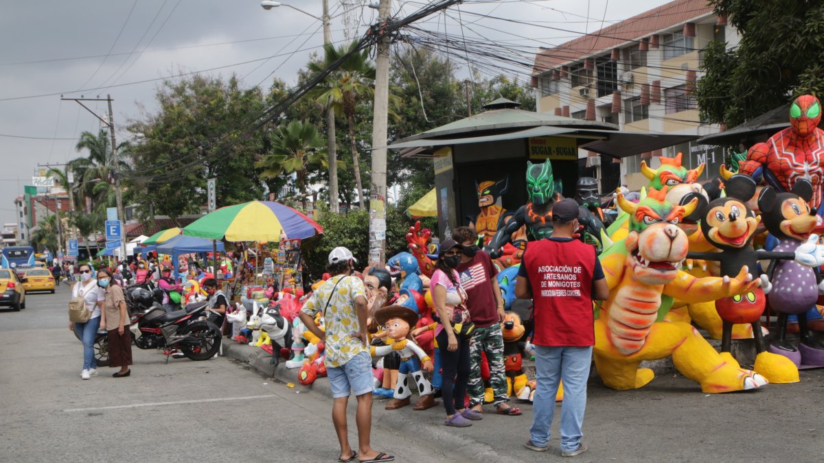 La quema de monigotes es una tradición de Fin de Año en Ecuador.