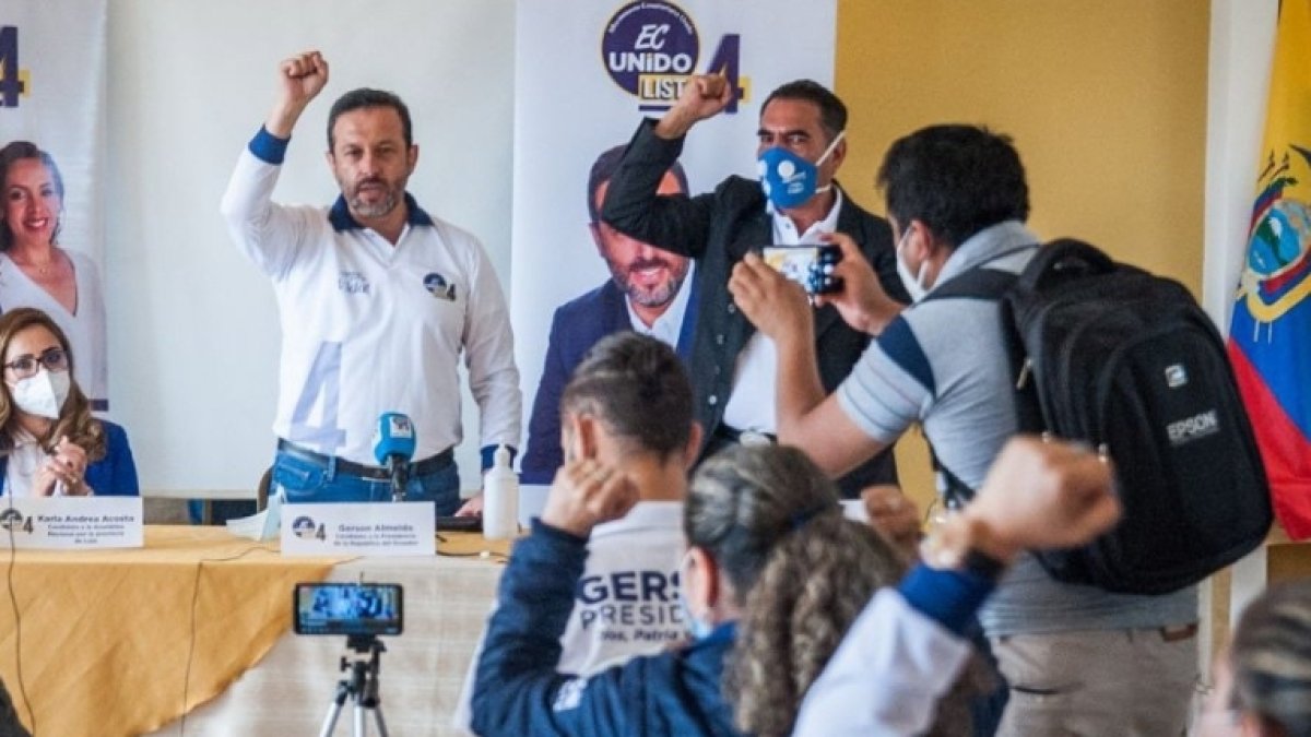 El aspirante presidencial en un reciente evento proselitista con candidatos de su tienda política.