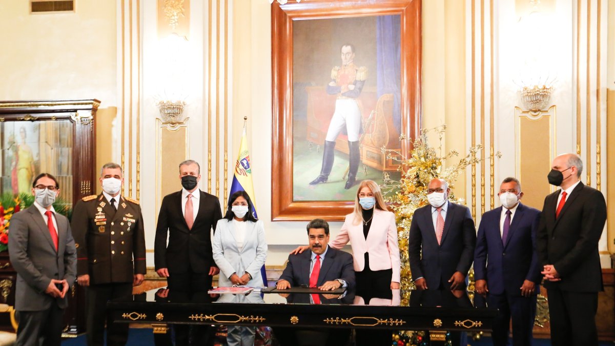 Fotografía cedida por Prensa de Miraflores donde se observa al presidente venezolano Nicolás Maduro durante el mensaje de fin de año.