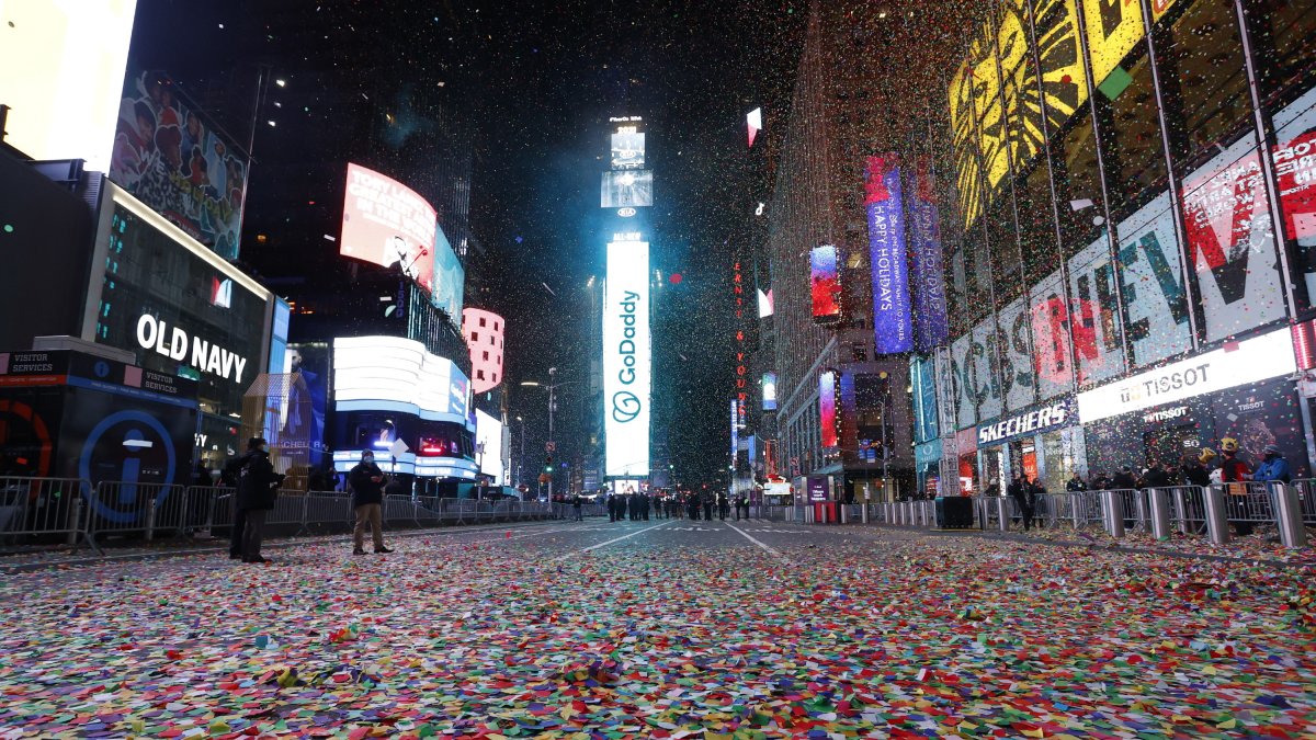 Una vista general de un Times Square vacío después de la caída de la bola de Nochevieja en Nueva York.