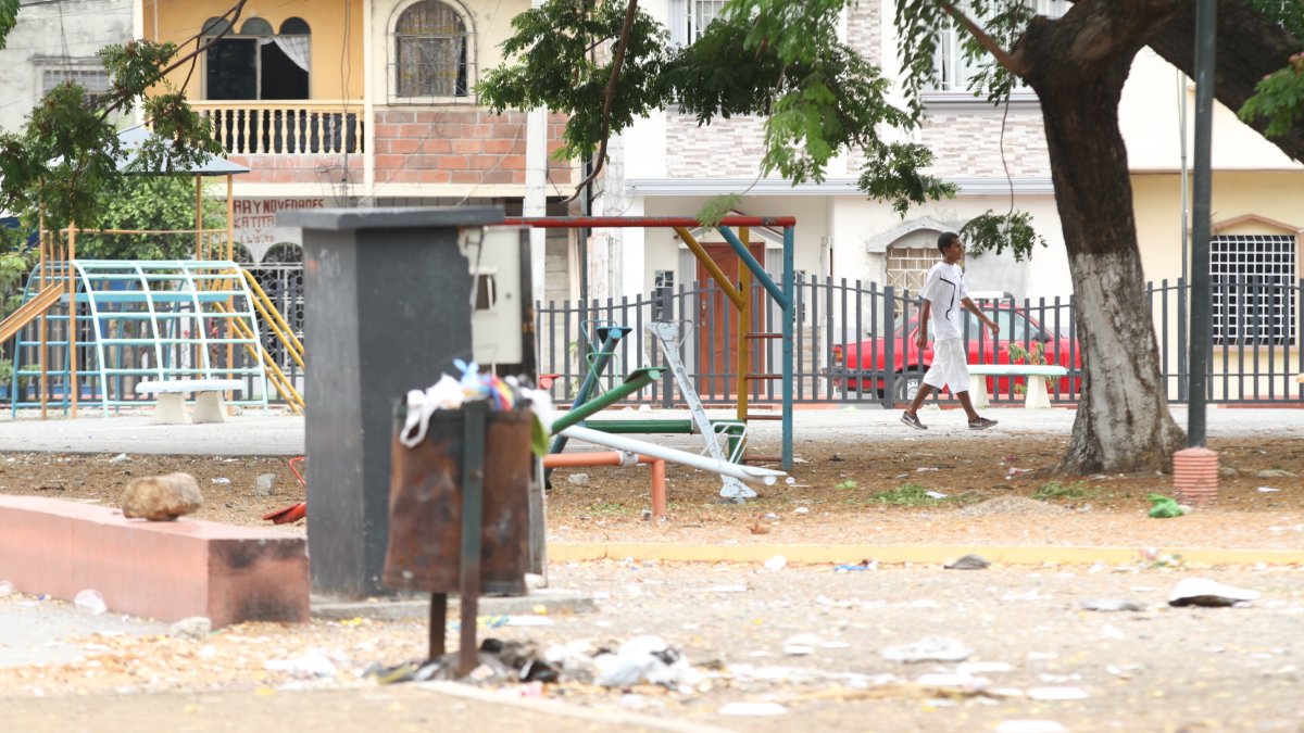 Los tachos de basura que hay en el interior de los parques están oxidados y siempre permanecen repletos de desechos, en medio de los juegos infantiles en desuso.