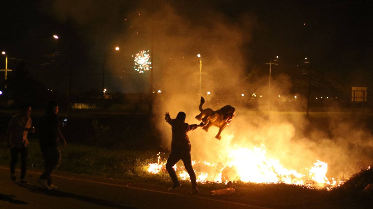 Hecho. Pese a las restricciones, la gente sí quemó a los monigotes.