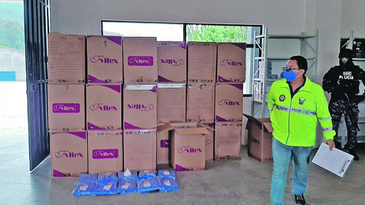 La Fiscalía incautó algunos insumos médicos y pruebas de COVID-19 en varios operativos.