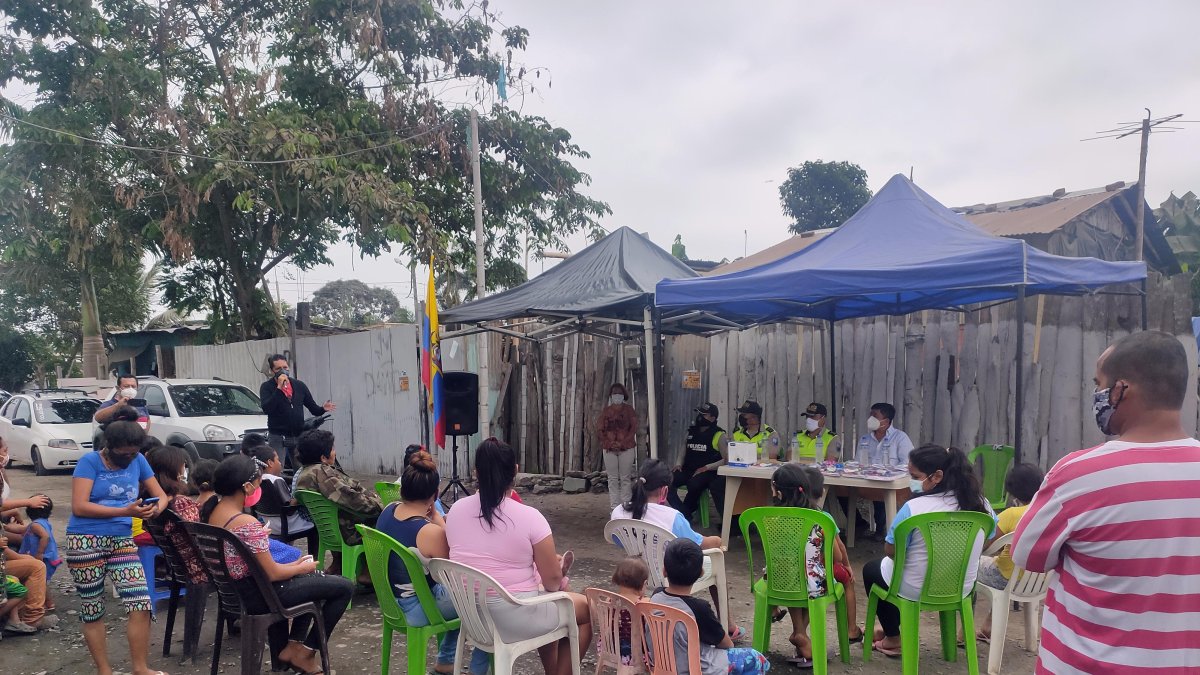 Reunión. La Policía se reúne con la comunidad con el fin de establecer nuevas estrategias para evitar los robos en Los Ángeles.