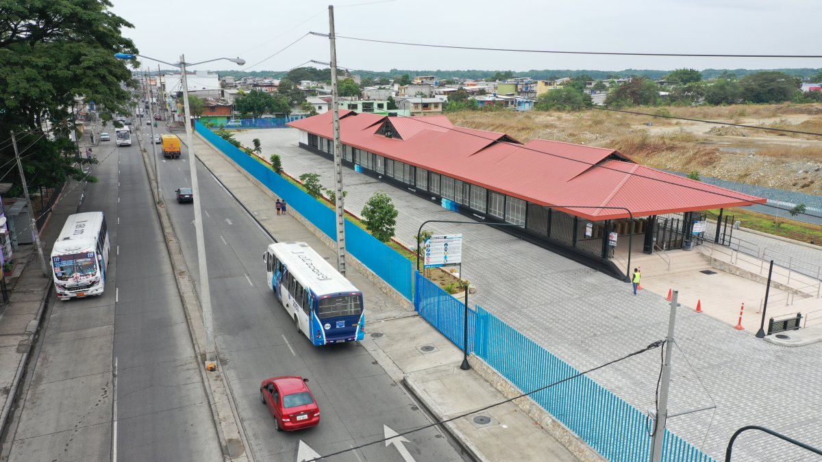 Movilidad. La falta de seguridad en la parroquia Febres Cordero es una de las razones por la que los ciudadanos evitan caminar. En la foto la nueva estación de la Metrovía, en la 29.