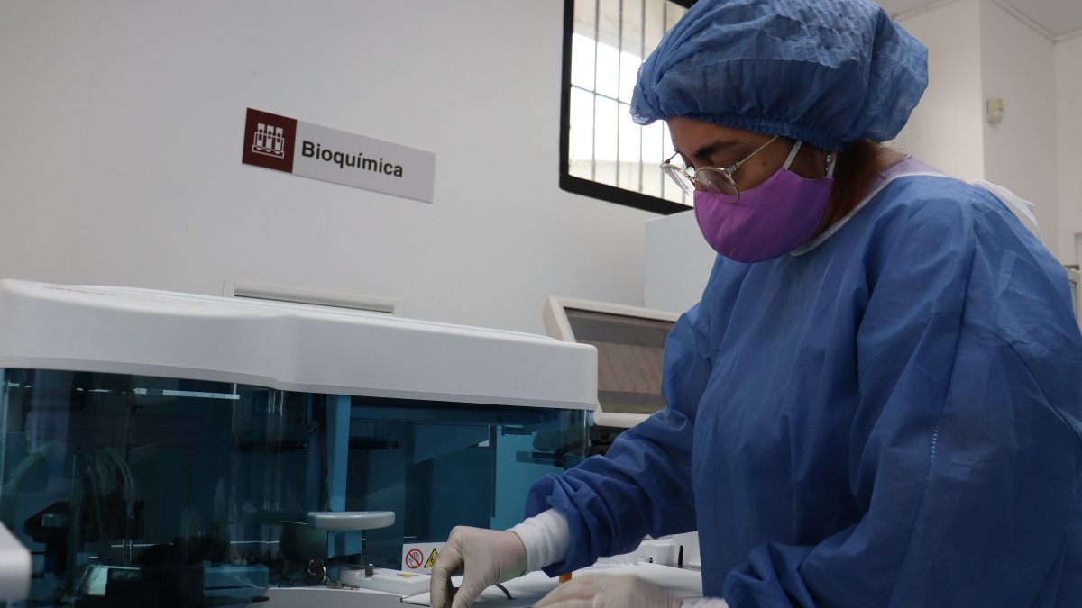 El Laboratorio de Biomedicina de la Universidad de Especialidades Espíritu Santo (UEES Biolab). Los centros académicos privados aportan a la investigación científica.
