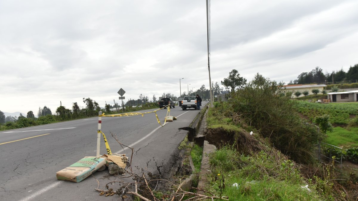 Los daños en la vía se pueden observar a los largo de todo el  tramo que va desde San Carlos, en Yaruquí, hasta Santa Rosa de Cuzubamba, en Cayambe.