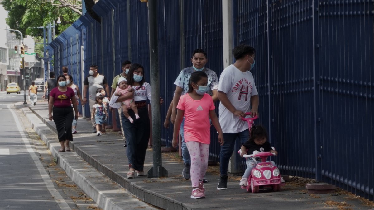 Caminata. Las familias salieron a caminar alrededor del Malecón, pese a que estaba cerrado. No todos obedecen la medida de usar mascarillas.