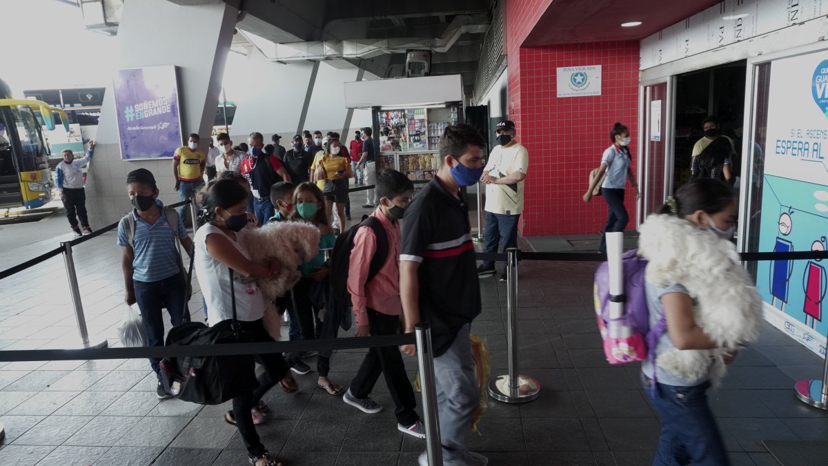 El regreso a casa luego de salir por el feriado de Fin de Año. En la foto el Terminal Terrestre de Guayaquil.
