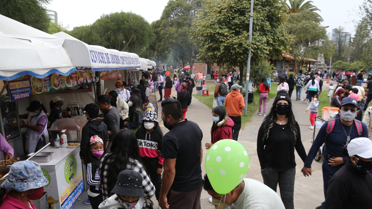 Las canchas, el vivarium y las áreas verdes del parque La Carolina estaban atestadas de gente.