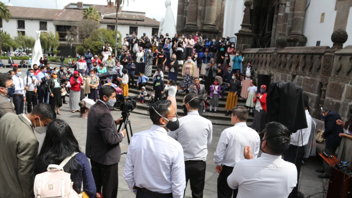 Ciudadanía. En algunas plazas de Quito hubo ayer aglomeraciones horas después de la sentencia de la CC.
