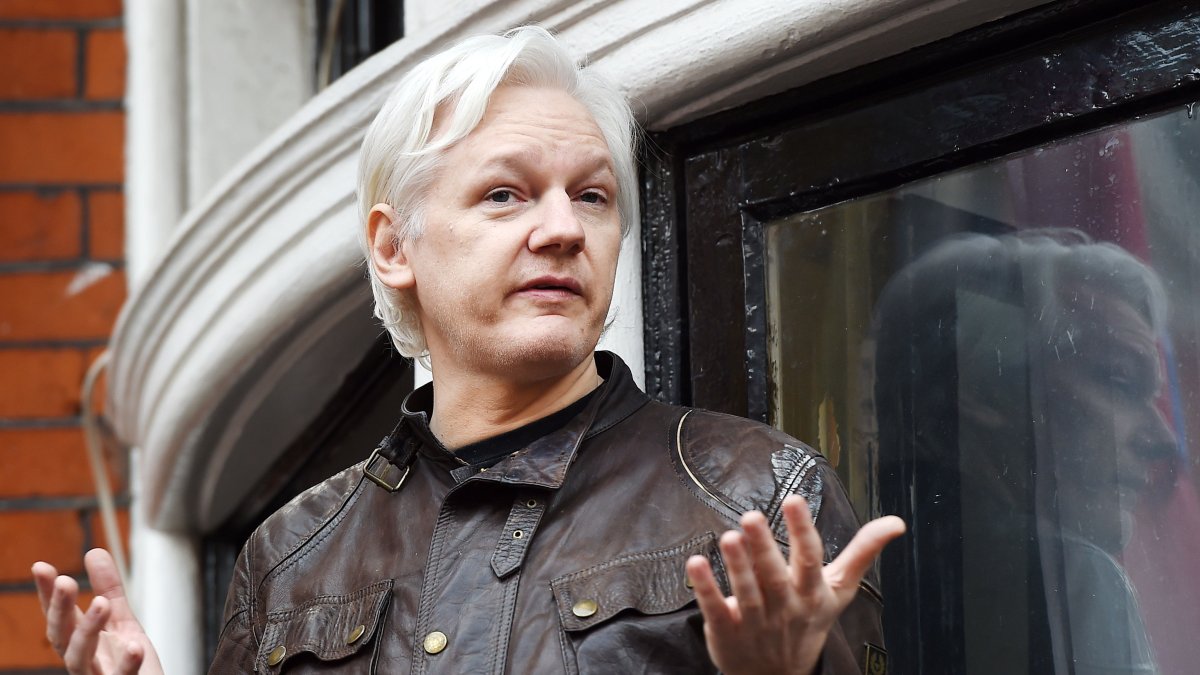 Ecuador retiró asilo diplomático a Julian Assange en 2019.