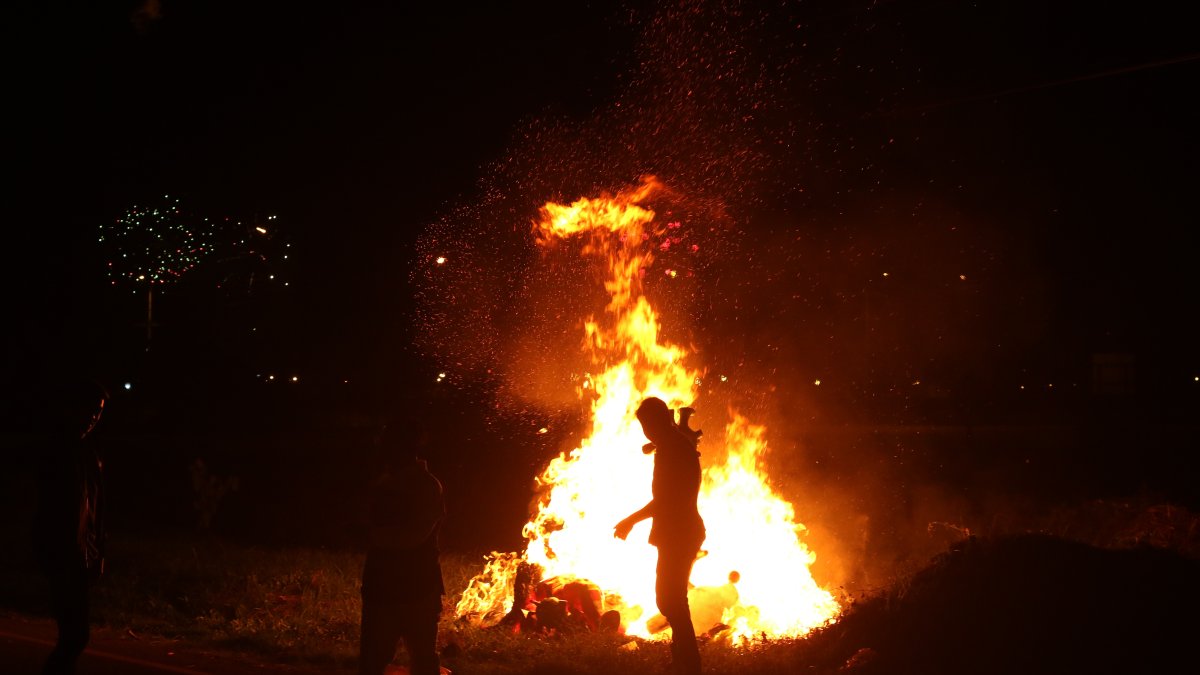 La quema simboliza deshacerse de lo viejo, los problemas del año que termina y dar paso a un nuevo comienzo