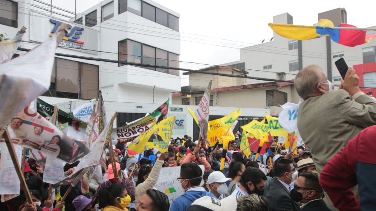 Los partidarios de Álvaro Noboa acudieron este 4 de enero al TCE para exigir que se califique su candidatura.