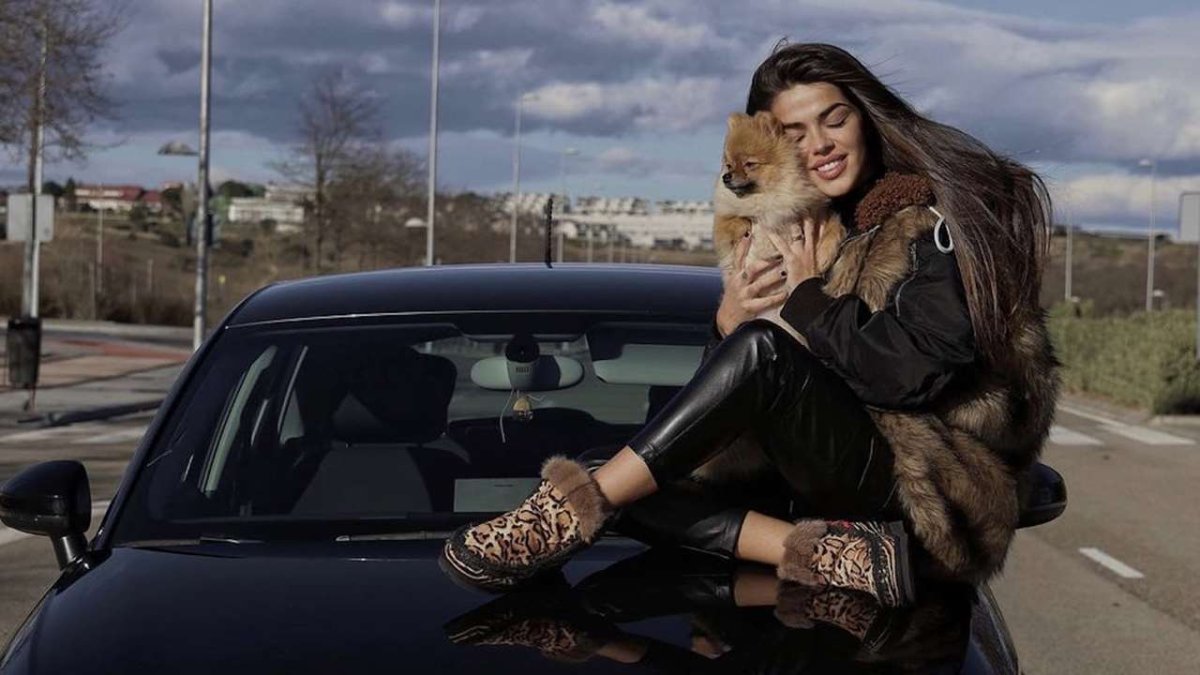 Violeta junto al AUDI A1.