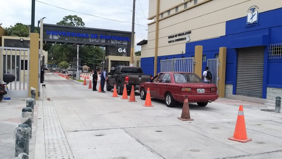 Las tareas de guardianía se mantienen de manera presencial en la Universidad de Guayaquil.