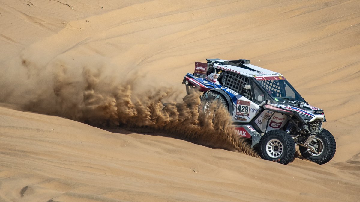 El auto 428, conducido por el ecuatoriano Sebastián Guayasamín, durante la segunda etapa.