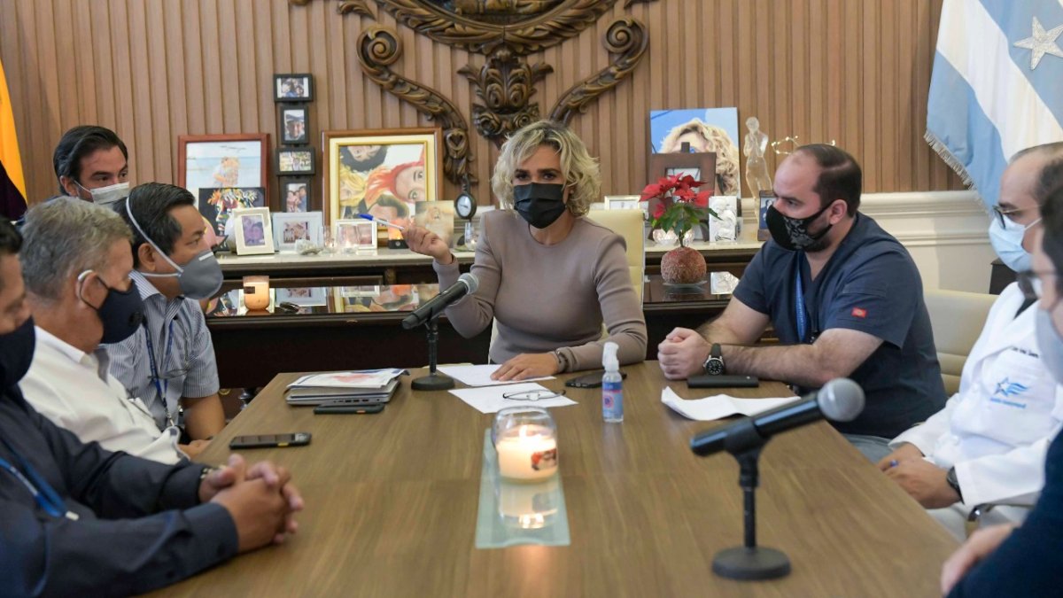 La alcaldesa Cynthia Viteri, en una reunión reciente con parte de su equipo de trabajo. En la mesa están presentes algunos directores.