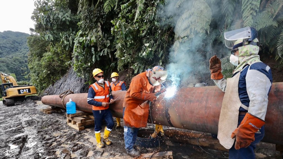 El Gobierno buscó reparar las roturas del oleoducto para recuperar al sector petrolero.