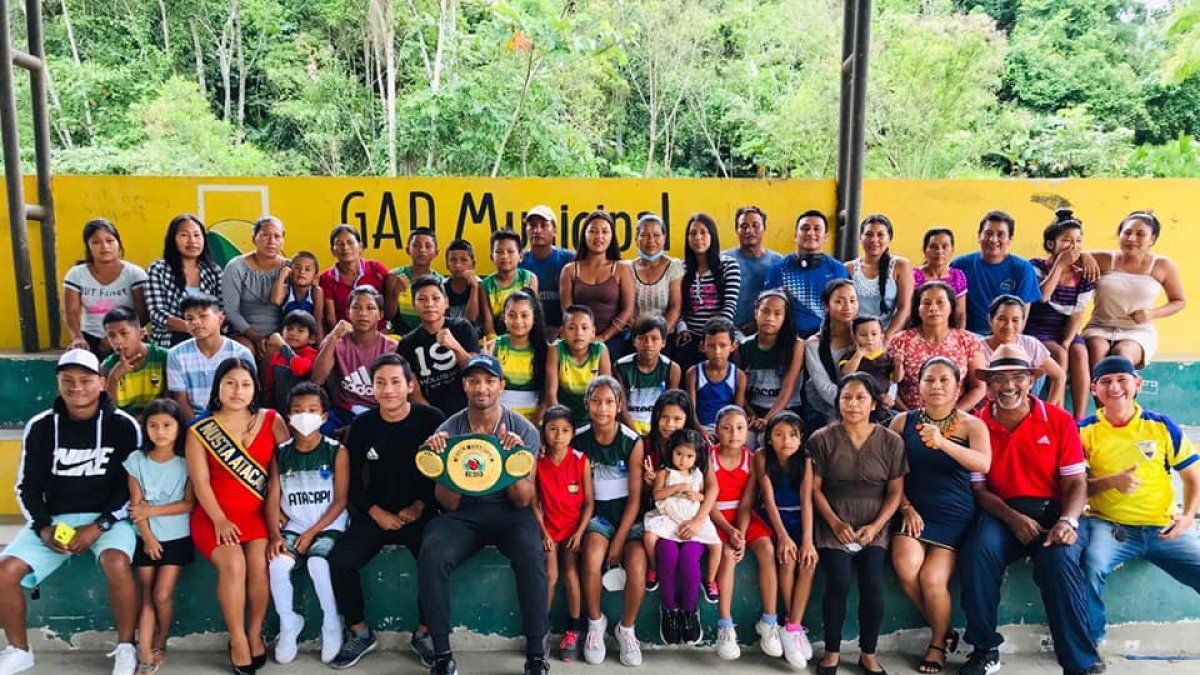 Carlos Góngora rodeado de los niños de la escuela de boxeo del GAD de Tena.