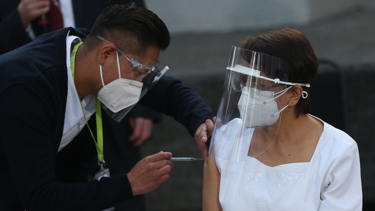 Una médica recibe la vacuna contra la covid-19, en Ciudad de México (México).
