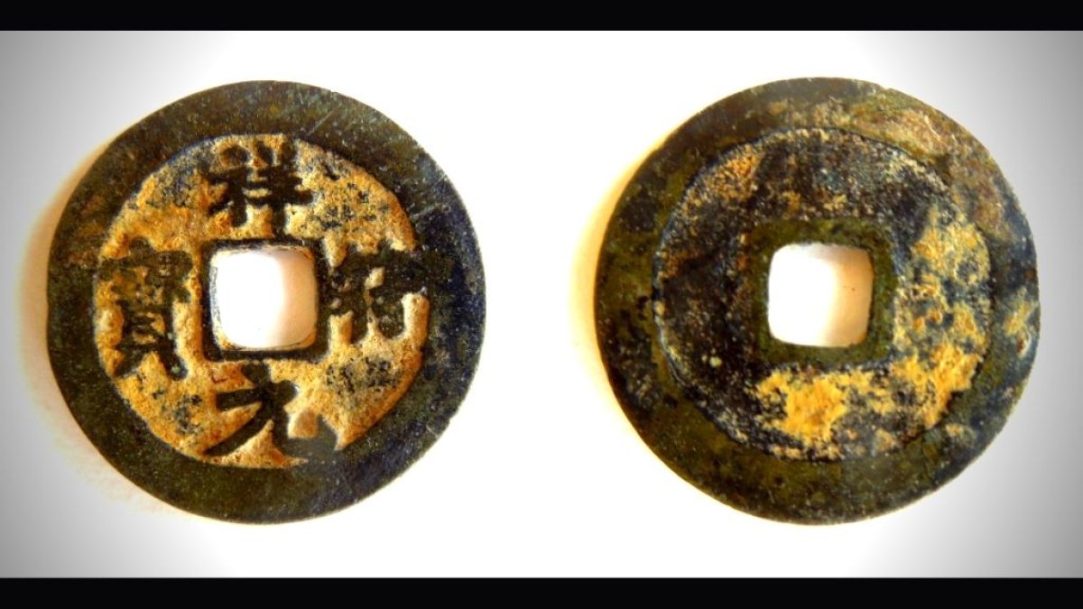 Imágenes de la antigua moneda china hallada en Inglaterra.