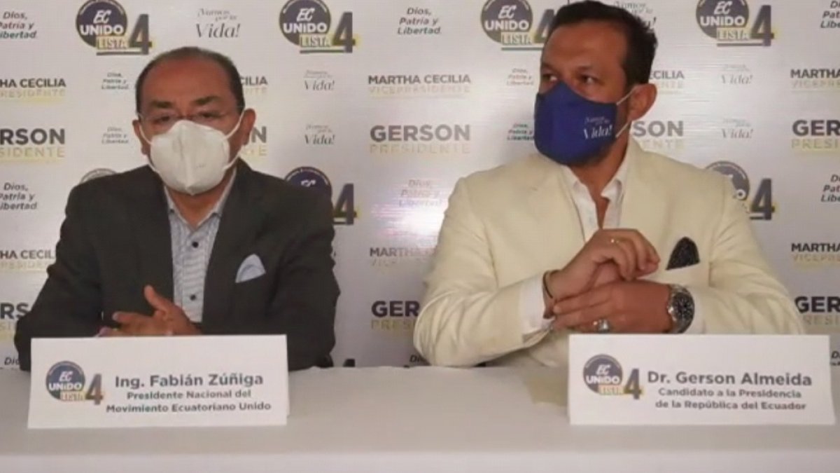 Gerson Almeida, candidato presidencial (d), junto al presidente del movimiento Ecuatoriano Unido, Fabián Zúñiga.