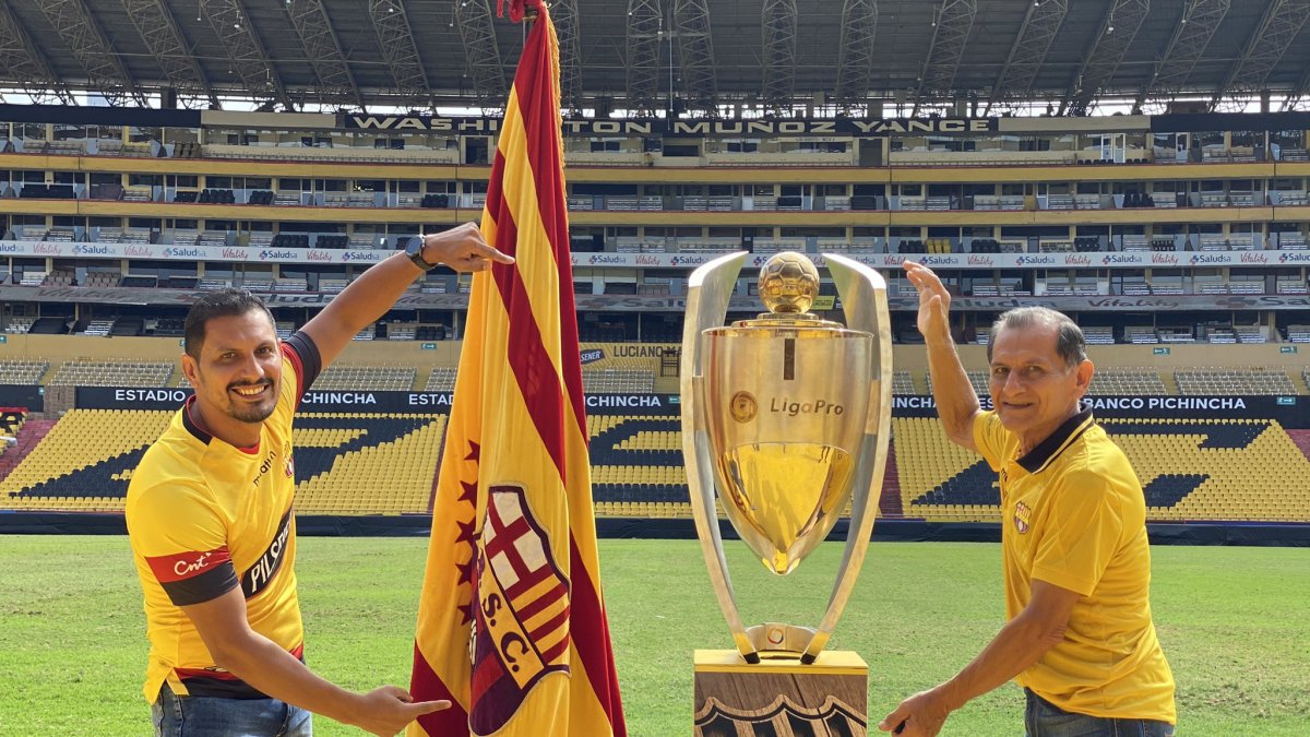 Los hinchas acuden al escenario deportivo para tener un recuerdo de la corona 16