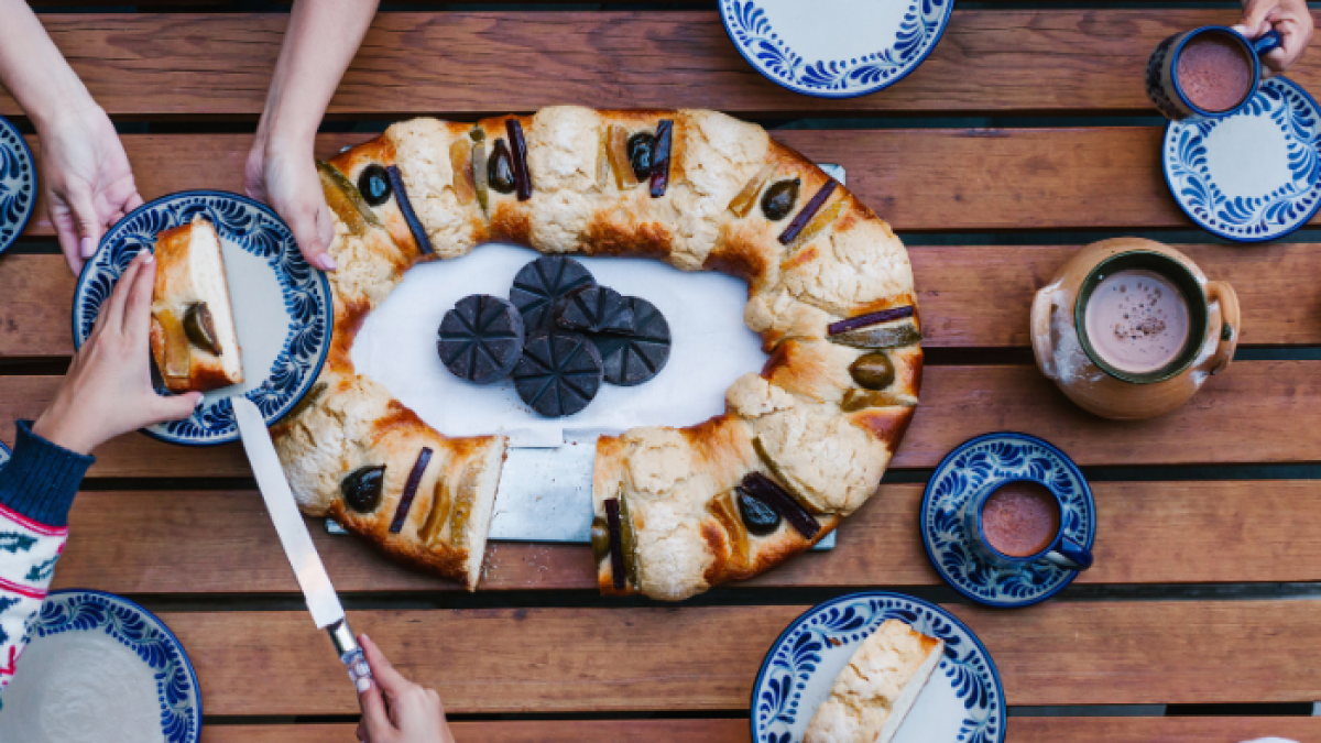 Para los cristianos, la forma ovalada de la rosca simboliza el amor de Dios, sin un principio ni fin.
