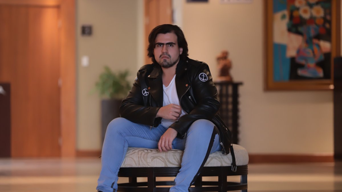 José Andrés, guayaquileño de 29 años de edad y creador de las escenas en miniaturas.