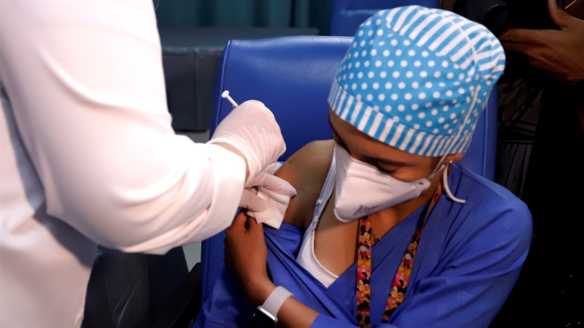 El Hospital Ashford comenzó este martes la administración de la segunda dosis de la vacuna de Pfizer contra la covid-19.