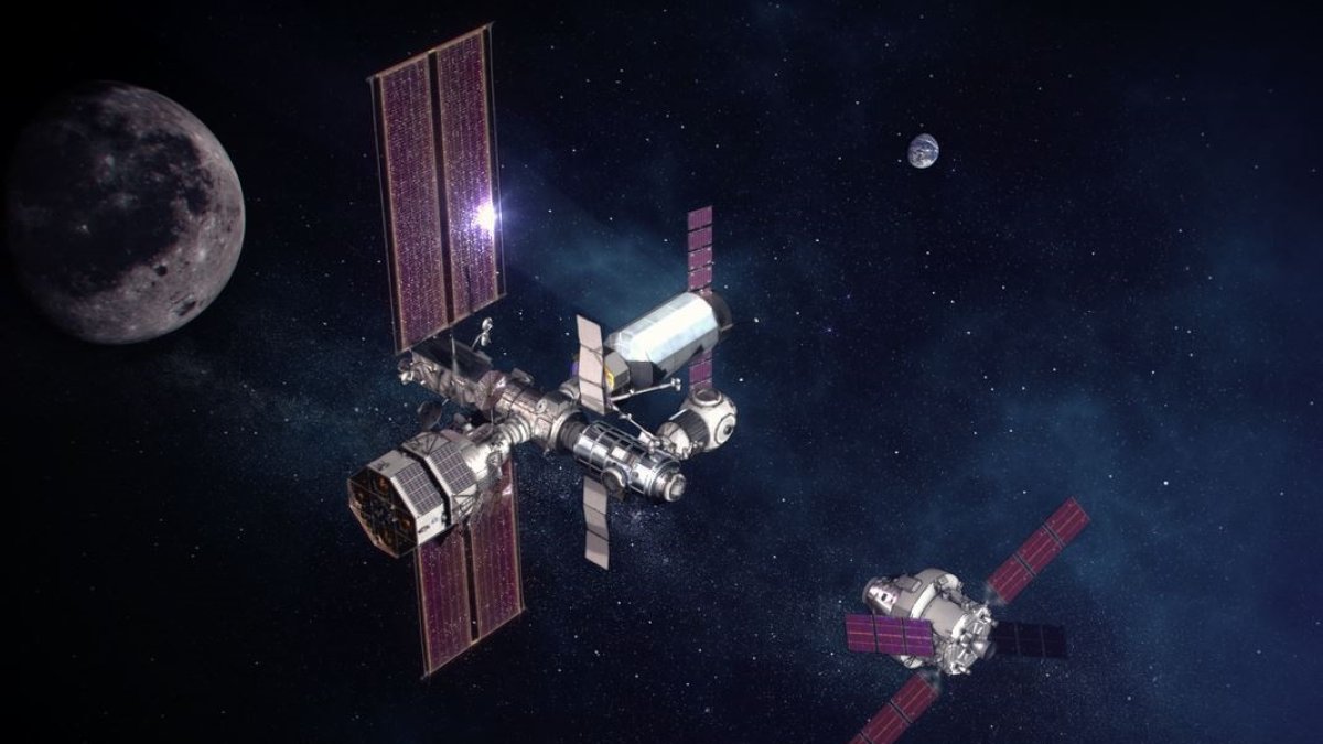 Ilustración de una nave Orion acercándose a la estación orbital lunar Gateway.