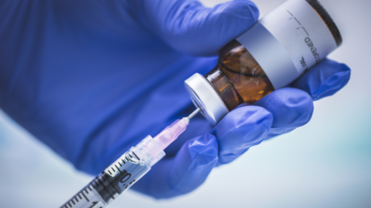 Esta vacuna se administra en dos inyecciones en el brazo, con 28 días de diferencia entre la primera y la segunda.