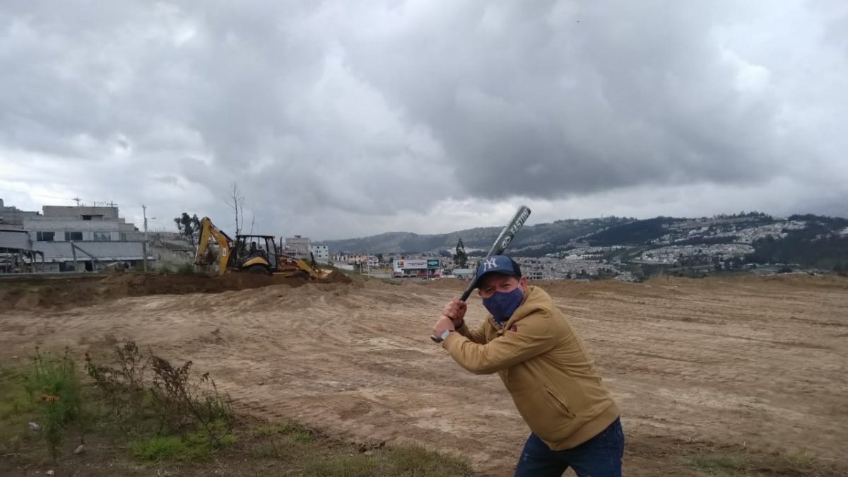 Uno de los funcionarios del Team Pichincha posa junto al terreno donde ya se empezó a construir el escenario deportivo