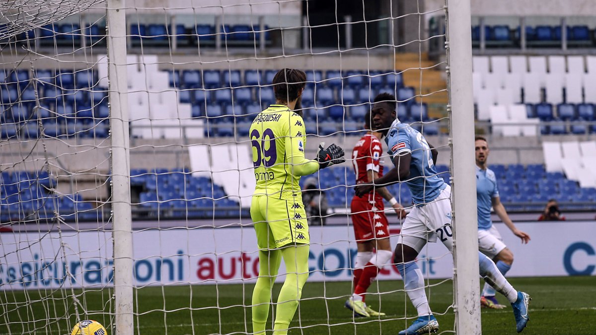 Felipe Caicedo corre para festejar la apertura del marcador ante la Fiorentina en el Olímpico de Roma