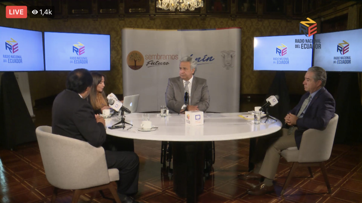 El presidente Lenín Moreno y el ministro de Salud en el programa radial del Gobierno.